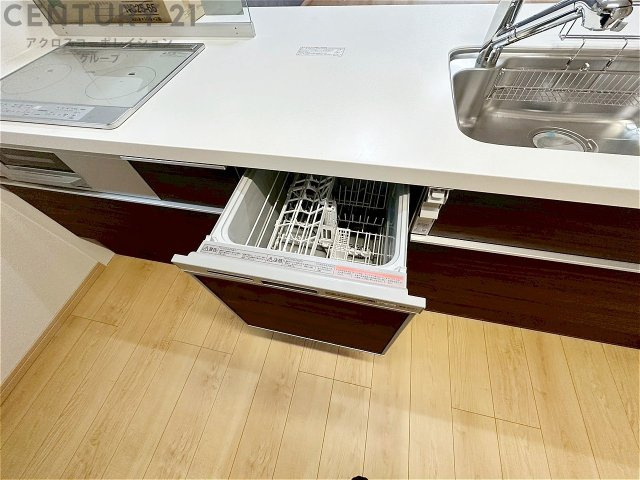 手洗いに比べて時間や労力を節約できることです。また、高温のお湯で洗浄されるため、雑菌や細菌を殺菌する効果もあります。さらに、乾燥機能があるため、手で拭く手間も省け衛生的に保管できます。　