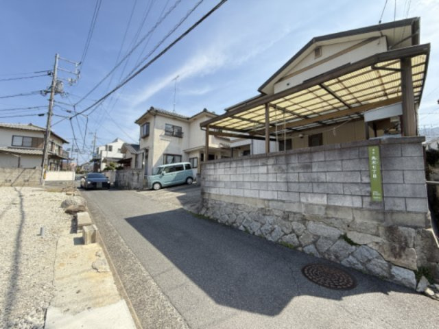前面道路は見通しが良く、車の出入りも安心して行えます。交通量も比較的落ち着いており、小さなお子様がいるご家庭にも安心の住環境です。周辺は閑静な住宅街となっており、静かで落ち着いた暮らしを実現できます。
