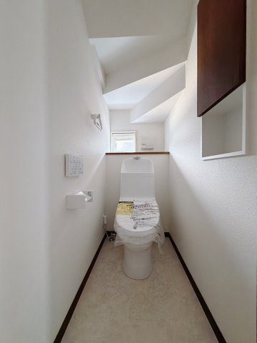 ■トイレ｜1階と2階にトイレがございます♪壁には小物を置けるスペースがあるのでトイレットペーパーのストックを置いておくのにも便利です♪写真などを飾ってもおしゃれですね♪