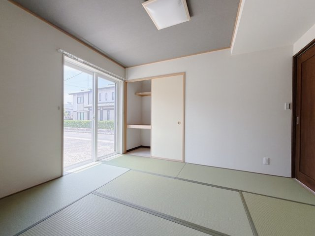 ■和室｜「続き間の和室」は子育て世代にこそ適しています。お子様のお昼寝スペースや、洗濯物をたたむのに便利です。客間やリビングの延長としても使えます。