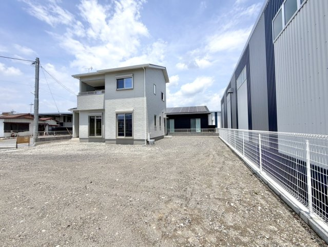 ■外観｜住宅街の中でも圧迫感が少なく、のびのびとした暮らしが叶う立地となっています。