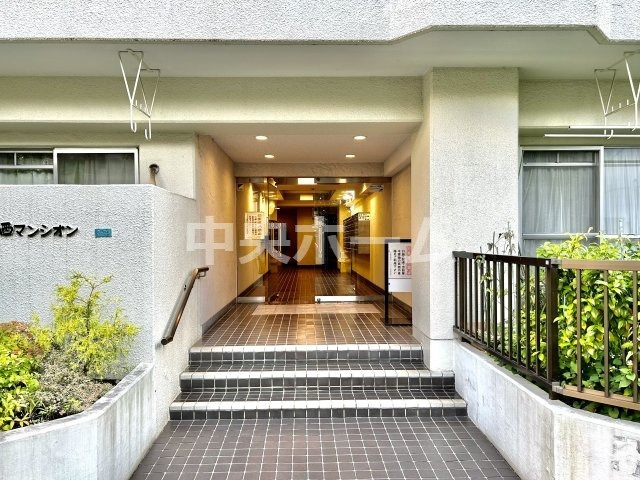 【エントランス】マンションのエントランスは、その物件の印象を決める、顔とも言える場所です。毎日通る場所ですからきれいなのが一番です。エントランス内はオートロックですので暮らしの安全も確保されています。