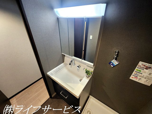 三面鏡タイプのシャワー付洗面化粧台