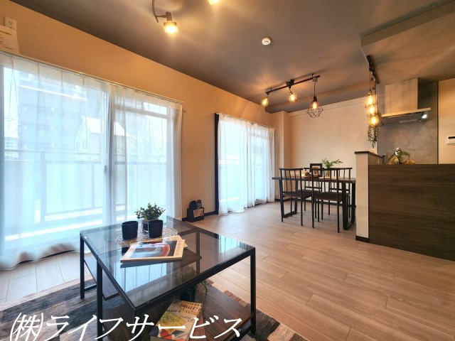 リビングルーム／南向きにつき陽当り良好！水回りもリフォーム済につきすぐのご入居が可能！