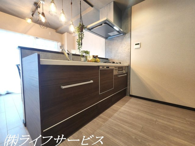 キッチン上部にライト設置用のレール施工済！