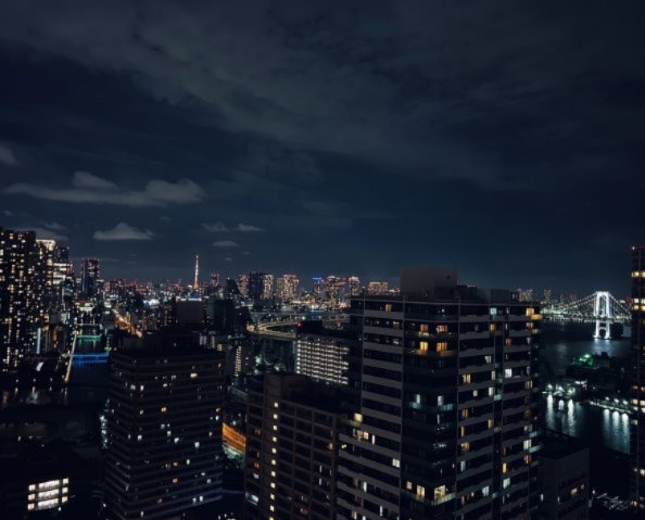 ライトアップされたレインボーブリッジと東京スカイツリーを同時に見晴らす贅沢な夜景。湾岸の水面に映る光の反射と都心のきらめくビル群が美しく調和し、日々の疲れを癒やすひとときを演出します。