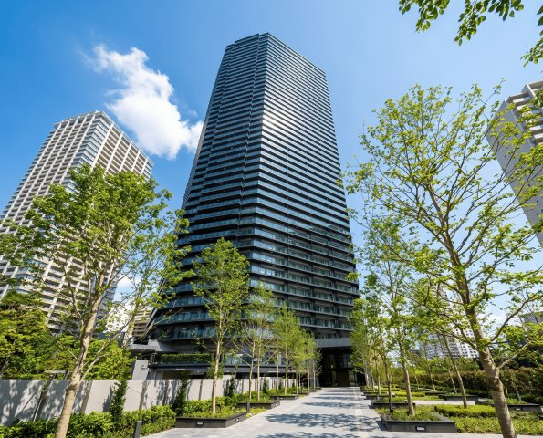 青空に映える地上43階建ての大規模タワーレジデンス。敷地内には豊かな植栽が美しく整えられ、都心でありながら自然の潤いを感じられるアプローチが住まう方や訪れる方を心地よく迎え入れます。