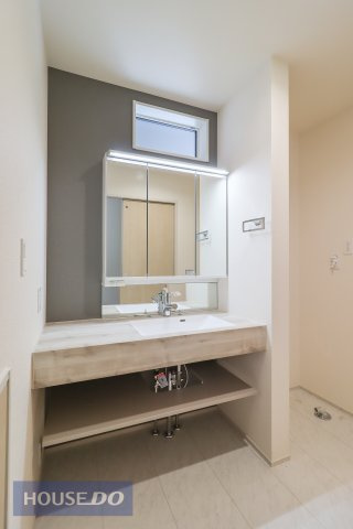 【洗髪洗面化粧台】大きな洗面ボウルとハンドシャワーで、お風呂に入らなくても洗面台で手軽に洗髪♪三面鏡の裏側には収納スペースがあります。