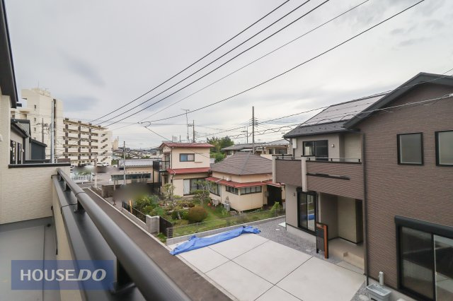 【建物からの眺望】バルコニーからの景色。十分な間隔が確保されております。