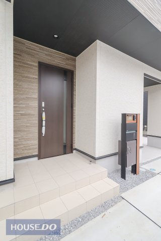 【エントランス】ゆったりとした玄関。奥行きのあるポーチで雨の日も安心です。