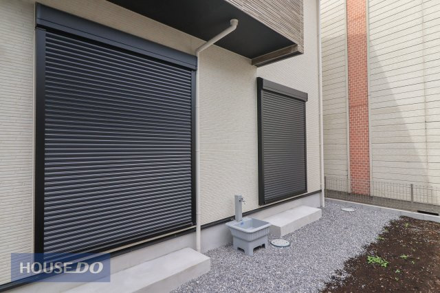 【防犯設備】防犯面だけでなく、断熱や防音効果も期待できるシャッター付！
