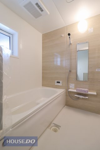 【浴室】1日の疲れた体を癒せるシステムバス。足を伸ばしてリラックス♪一坪風呂でお子様と一緒でもゆったりと寛げます。浴室乾燥機付きで雨の日の洗濯おまかせ♪