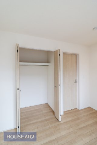 【収納】各居室にしっかり収納がついているので、荷物が増えても安心ですね！お部屋を広く使うためにも収納スペースは必要です。