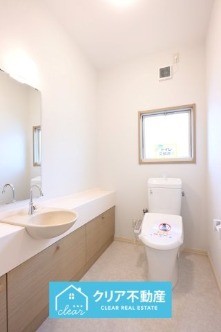 1階のトイレはとっても広々♪ゆったりと使用できます♪