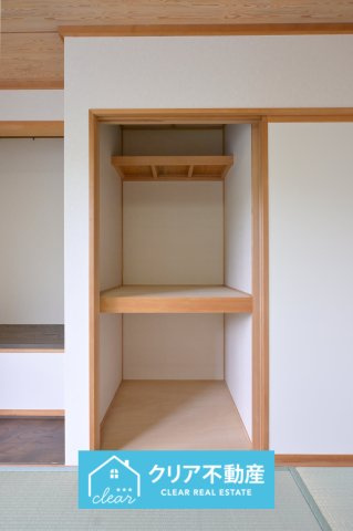 左右で収納が異なるので片付けしやすい♪