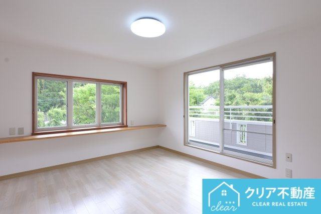 二面採光で明るい居室です♪