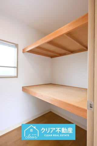 棚付きの収納は布団だけでなく様々な物の収納に使えます♪