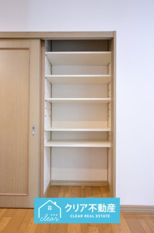 左右に棚付きの収納あり♪お部屋がすっきり片付きます♪