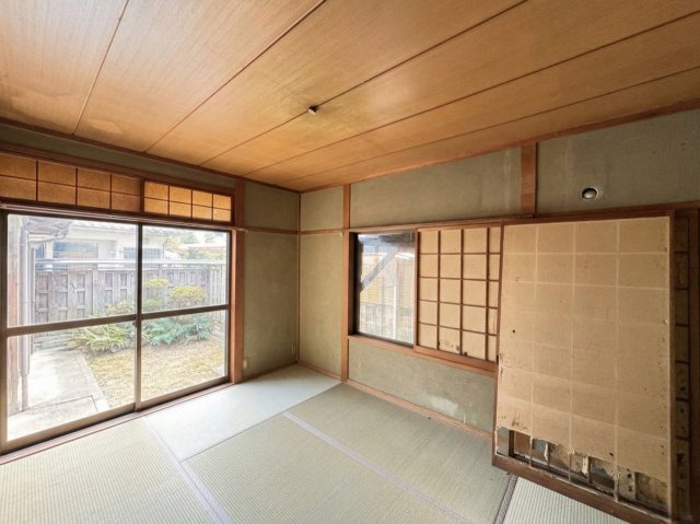 大きな窓から庭の様子を感じられる和室は、開放感のある心地よい空間。自然光が室内に差し込み、明るく落ち着いた雰囲気です。窓から差し込む光と落ち着いた住環境の中で、ゆったりとした時間を過ごせるのが魅力。