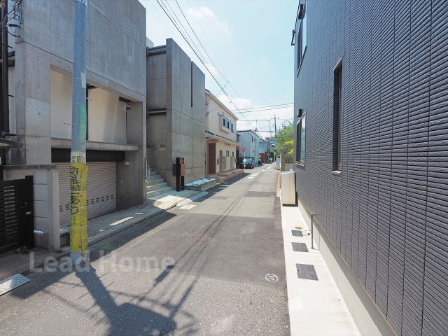 見通しが良く落ち着いた前面道路です！車通りが少なく小さなお子様がいるご家庭も安心して暮らせます！