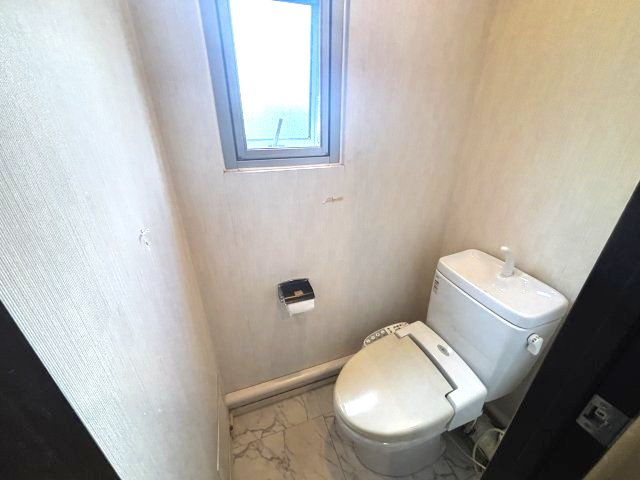 温水洗浄便座付きトイレです