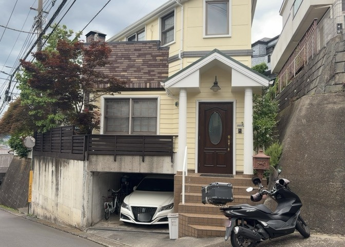 「構造」は建物を支える骨組みで、「工法」は構造を組み立てる方法をいい、構造や工法によって建物のデザインや強度、断熱性などに違いがあります。