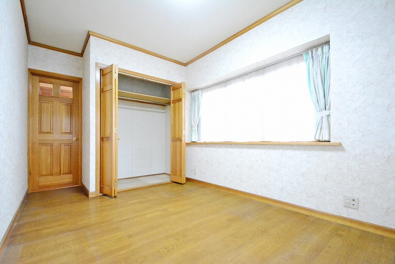 1階6.5帖/落ち着いた色味のクロスとフローリングでほっと一息つける空間。