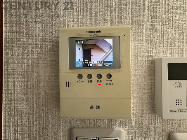 訪問者が来たときにテレビ画面で確認できるため、安心してドアを開けられます。録画機能があるものもあり、留守中に来訪者を記録しておくことができます。利便性が高く、セキュリティ面でも安心です。　