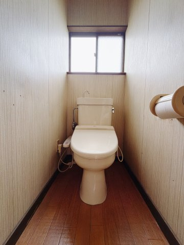 ■トイレ｜白を基調とトイレになってます♪窓付きなので、常に綺麗をたもてます♪
