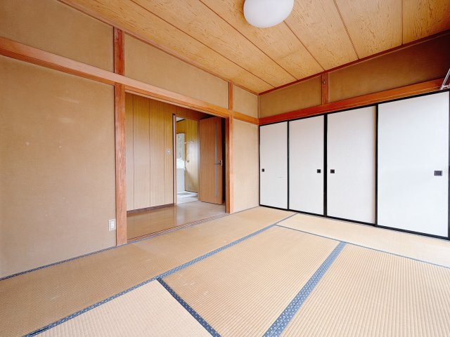 ■1階和室｜「続き間の和室」は子育て世代にこそ適しています。お子様のお昼寝スペースや、洗濯物をたたむのに便利です。客間やリビングの延長としても使えます。