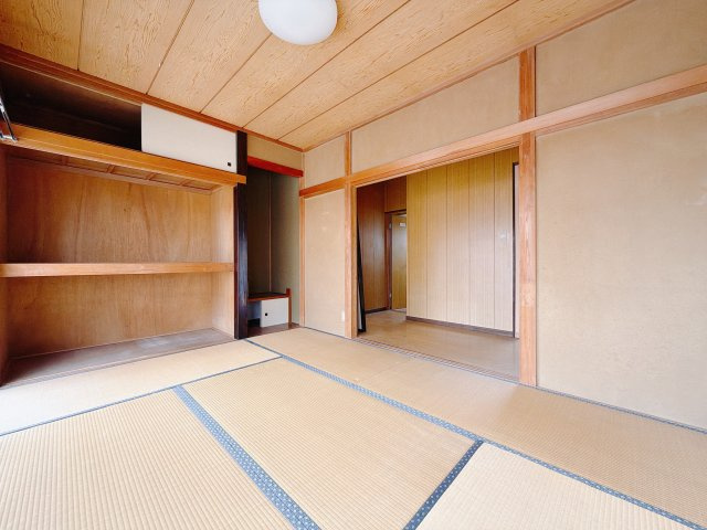 ■1階和室｜意外と場所をとるアイロンがけや、お洗濯物を畳むときにも広々と使うことができ、ちょっと一休みしたいとき、すぐに横になれるのも魅力です♪