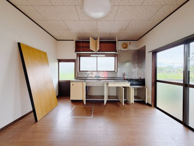■キッチン｜ワークトップの幅が広く、お子様といっしょにお料理をつくったり、ちょっとしたパーティーも楽しめます。フラットなのでお掃除がしやすいのもポイントです♪