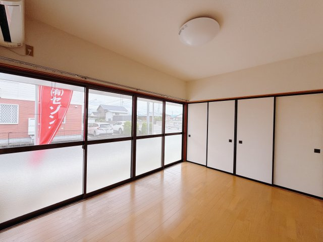 ■1階洋室｜1階洋室には大きな窓をご用意しています。日中はあたたかな日差し差し込み自分時間も充実できますね＾＾