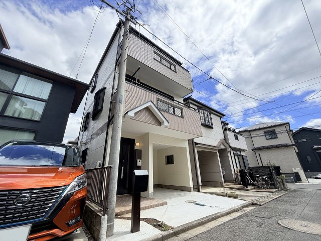 南西道路に面した陽当たりの良さが魅力。明るく開放感のある住まいです。