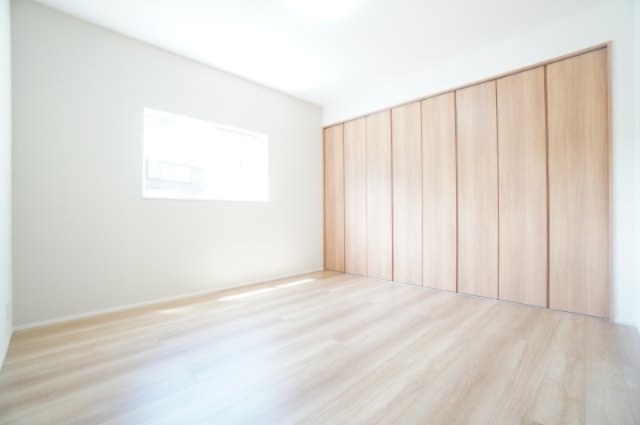 8帖洋室。大きめのクローゼットが特徴のお部屋です。※類似物件の参考画像です。