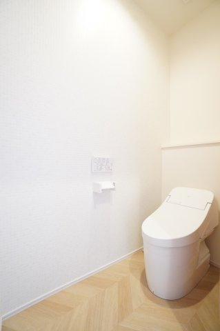スタイリッシュなデザインのタンクレストイレを採用！※類似物件の参考画像です。