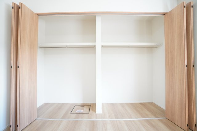 8帖洋室のクローゼット。洋服をたくさん収納できます！※類似物件の参考画像です。