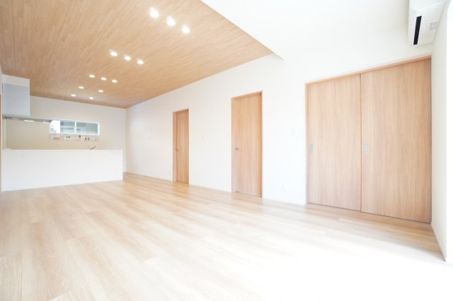 平屋ならではの魅力は広々としたリビング。本物件はなんとリビングが20帖。※類似物件の参考画像です。