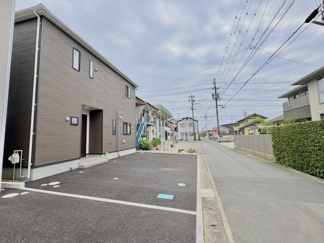 前面道路は交通量がそれほど多くないので駐車もしやすい間口です。