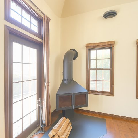 おしゃれな薪ストーブがあります