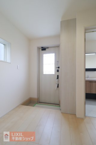 【玄関】現地完成写真。ゆったりと明るい玄関がご家族や来客をお出迎え。