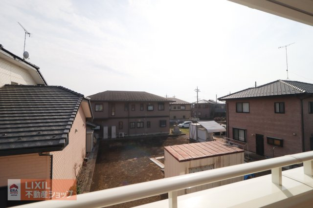 【建物からの眺望】現地完成写真。バルコニーからの景色。十分な間隔が確保されております。