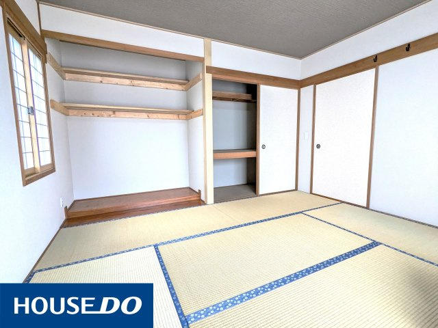 床の間と押入れのあるゆったりした8帖の和室で、来客の対応や将来見据えた間取りとしてピッタリ