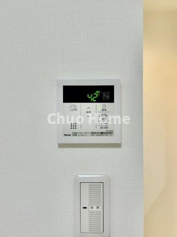 【給湯リモコン】外での一日を忘れさせてくれるオートバス機能でお好みの湯量・温度に調整された浴槽。