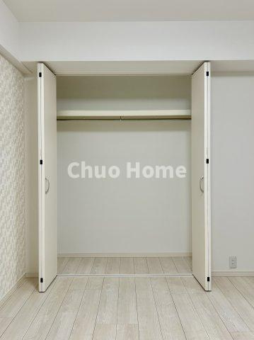 居室にはクローゼットを完備し、自由度の高い家具の配置が叶うシンプルな空間です。お子様の成長と必要になる子供部屋を与えるにはぴったりの間取りですね。