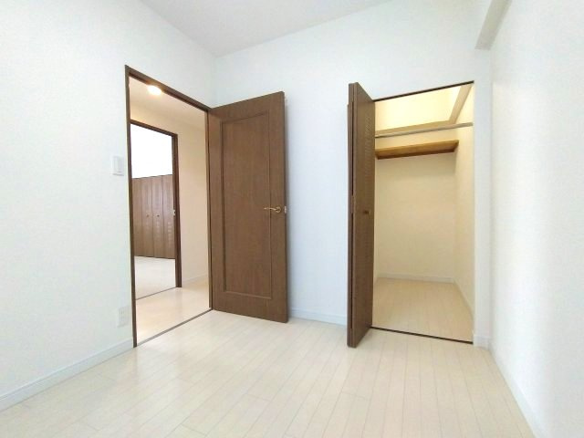 コンパクトなお部屋ですが窓や収納があるので快適に過ごせます。　