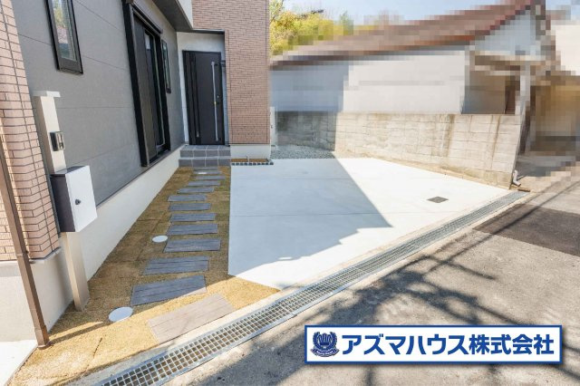 カースペース3台分有り(車種による)！間口は15m超なので、車の出し入れもスムーズです。保育園や幼稚園、小学校が徒歩圏内に揃い、これから子育てを始めるファミリーにもピッタリです