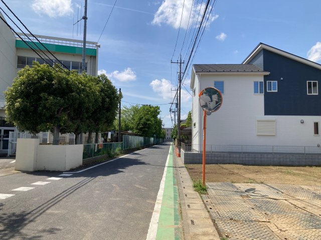 久喜市葛梅1丁目　前面道路　北東側6ｍ南東側5.5ｍ角地