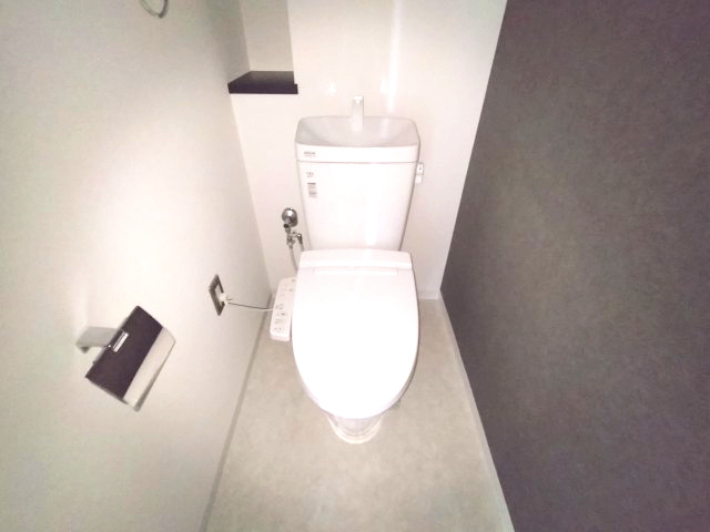 潔感あふれるシンプルで機能的なトイレです。温水洗浄便座付きで毎日を快適に過ごせます。