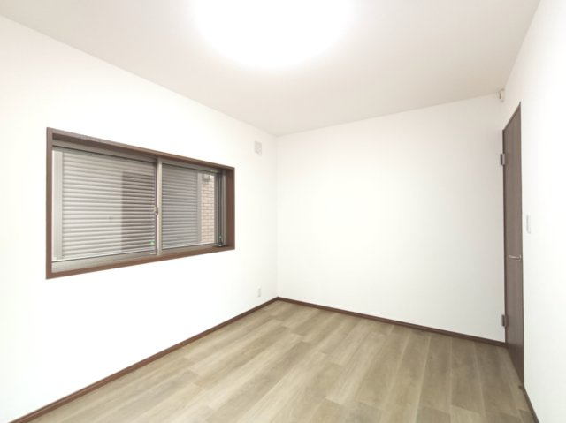 【2階　洋室約6.0帖】　2面採光の明るいお部屋です。